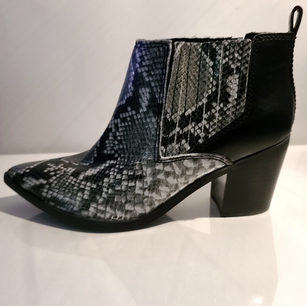 NEW Women's Marc Fisher Snakeskin Ankle Boots - Picture 3 of 6